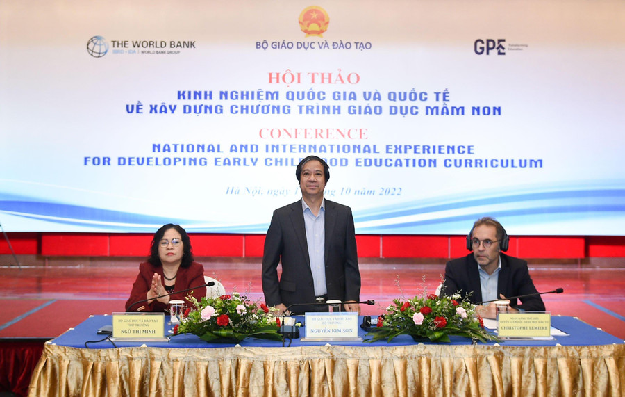 Chủ trì hội thảo (từ trái qua phải): Thứ trưởng Bộ GD&ĐT Ngô Thị Minh, Bộ trưởng Bộ GD&ĐT Nguyễn Kim Sơn, quyền Giám đốc điều hành Ngân hàng Thế giới tại Việt Nam. Chủ trì hội thảo (từ trái qua phải): Thứ trưởng Bộ GD&ĐT Ngô Thị Minh, Bộ trưởng Bộ GD&ĐT Nguyễn Kim Sơn, quyền Giám đốc điều hành Ngân hàng Thế giới tại Việt Nam.