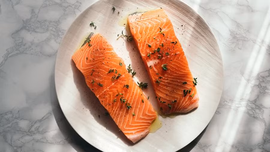 Axit béo omega-3 có trong một số loại cá - chẳng hạn như cá hồi - giúp tăng cường chức năng của các tế bào miễn dịch. (Ảnh: ITN).