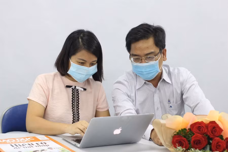 Thầy Lê Ngọc Phong trả lời câu hỏi giao lưu của độc giả Báo Giáo dục&amp;Thời đại. Ảnh: Tuấn Anh.