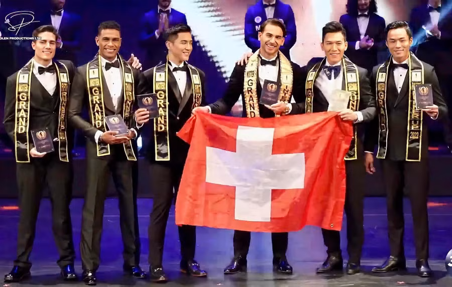 Các thí sinh giành chiến thắng cuộc thi.