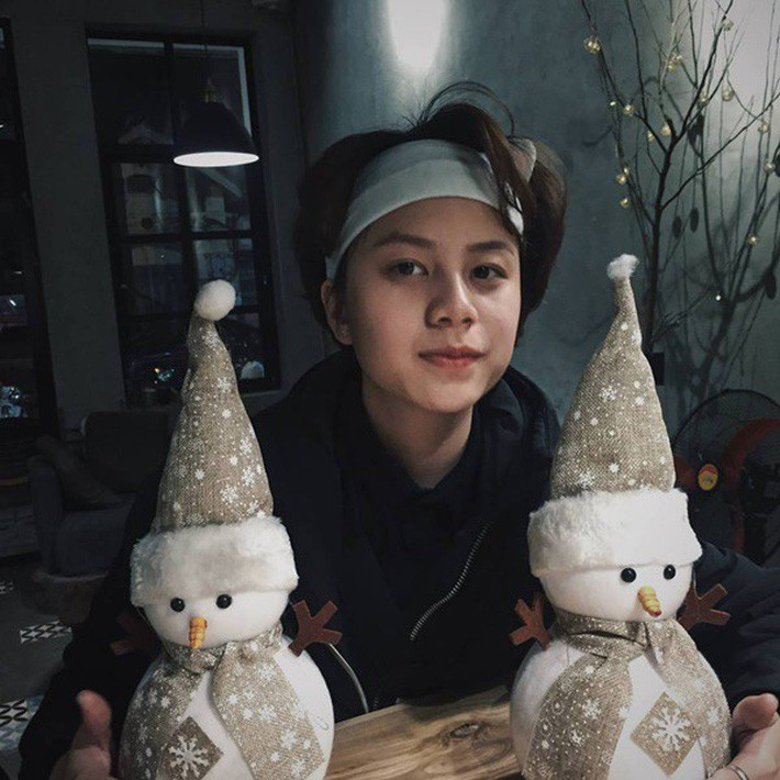 Phong cách thời trang siêu cá tính từ phim đến đời thực của Ánh Dương - cô em út “Về nhà đi con” ảnh 13 Empty