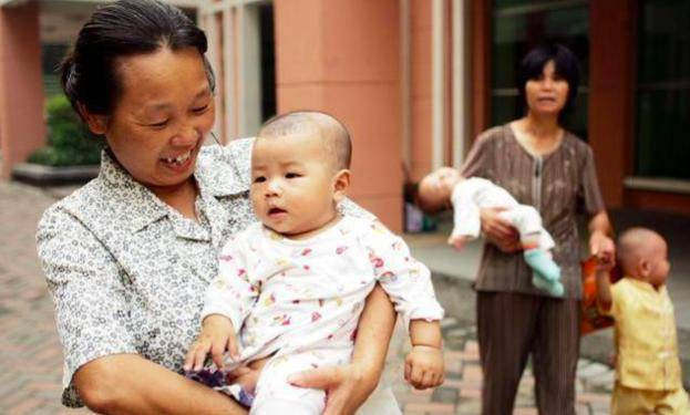 Bức ảnh Dương Dương khi còn nhỏ được bà bế đi chơi