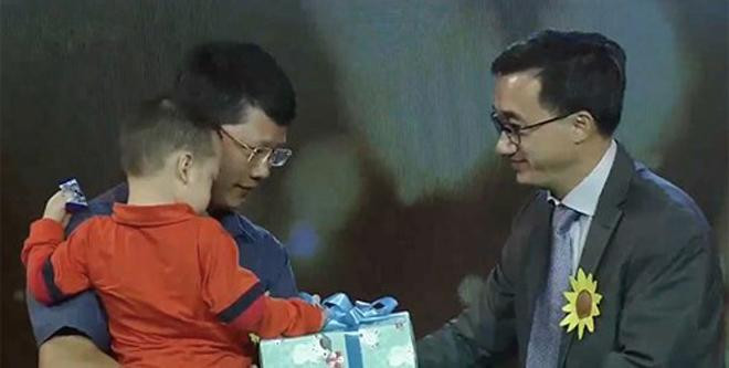 sau 3 nam me mat, be gau - con trai thieu uy dau thi huyen tram bay gio ra sao? - 1