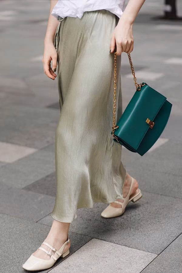 Mẹo mặc đẹp mọi lúc mọi nơi bất chấp thời tiết nắng mưa thất thường ảnh 15 Empty