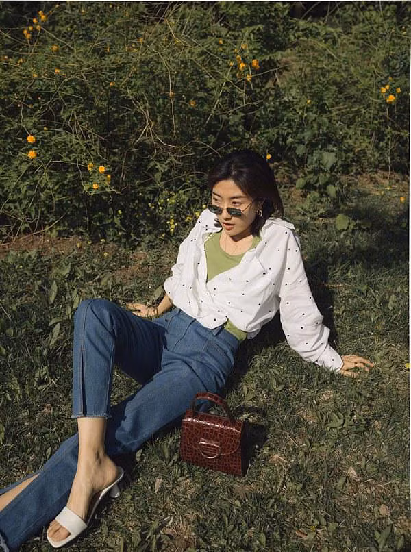 Mẹo mặc đẹp mọi lúc mọi nơi bất chấp thời tiết nắng mưa thất thường ảnh 17 Empty