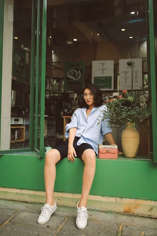 Mẹo mặc đẹp mọi lúc mọi nơi bất chấp thời tiết nắng mưa thất thường ảnh 1 Empty