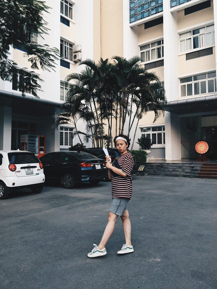 Phong cách thời trang siêu cá tính từ phim đến đời thực của Ánh Dương - cô em út “Về nhà đi con” ảnh 12 Empty
