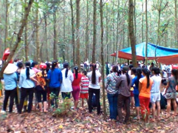 Nhiều người dân hiếu kỳ đến nơi xảy ra vụ việc