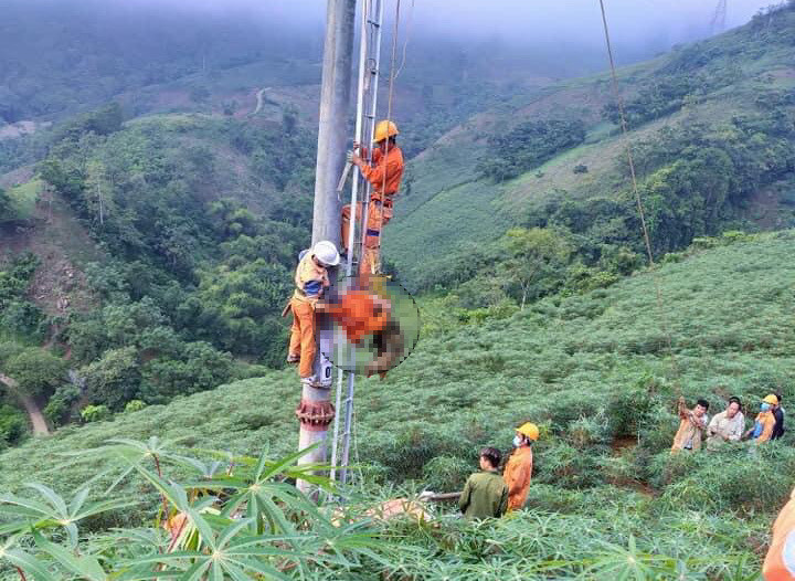 Điện lực Văn Bàn hỗ trợ đưa thi thể nạn nhân xuống đất