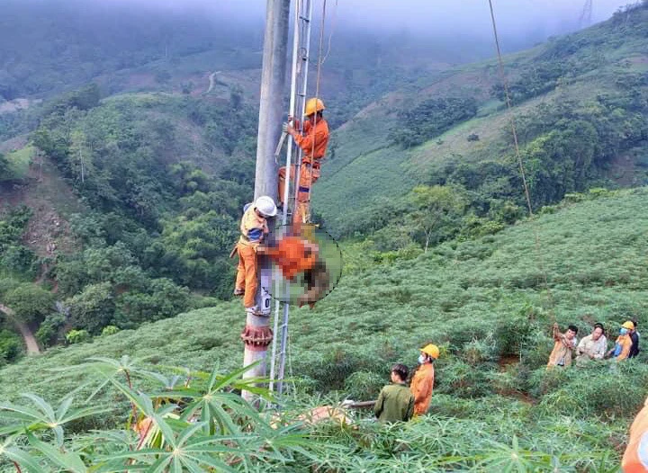 Điện lực Văn Bàn hỗ trợ đưa thi thể nạn nhân xuống đất