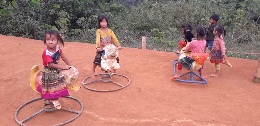 Một buổi ra chơi của học sinh điểm trường Tiểu học Huổi Lếch, xã Huổi Lếch, huyện Mường Nhé (Điện Biên)