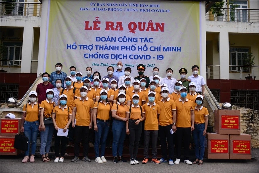 Đoàn công tác "đặc biệt" của tỉnh Hòa Bình chụp ảnh lưu niệm trước giờ lên đường