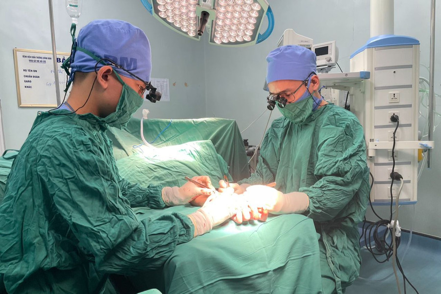 Các bác sĩ thực hiện phẫu thuật vi phẫu nối bàn tay đứt rời cho bệnh nhân. Ảnh: Bệnh viện Chấn thương - Chỉnh hình Nghệ An Các bác sĩ thực hiện phẫu thuật vi phẫu nối bàn tay đứt rời cho bệnh nhân. Ảnh: Bệnh viện Chấn thương - Chỉnh hình Nghệ An