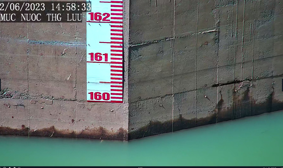 Mực nước đo tại hồ thủy điện Bản Vẽ ngày 2/6. Ảnh: Công ty Thủy điện Bản Vẽ. Mực nước đo tại hồ thủy điện Bản Vẽ ngày 2/6. Ảnh: Công ty Thủy điện Bản Vẽ.