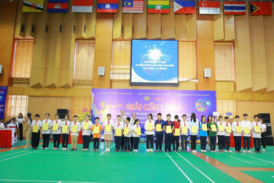 Ban Tổ chức trao tặng học bổng tới 25 em học sinh có hoàn cảnh khó khăn của quận Long Biên. Ban Tổ chức trao tặng học bổng tới 25 em học sinh có hoàn cảnh khó khăn của quận Long Biên.