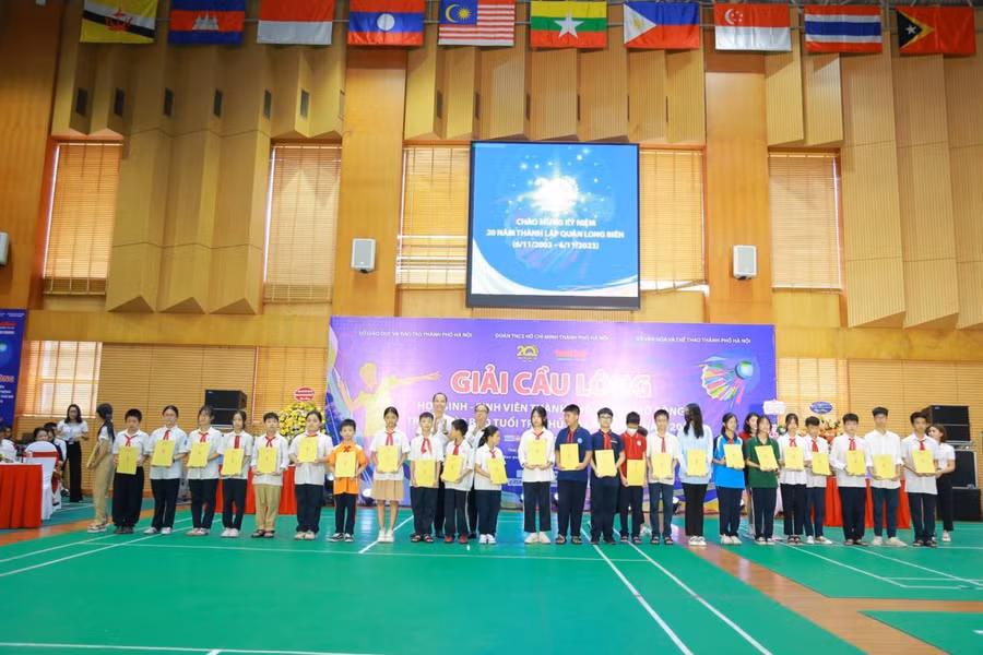 Ban Tổ chức trao tặng học bổng tới 25 em học sinh có hoàn cảnh khó khăn của quận Long Biên.