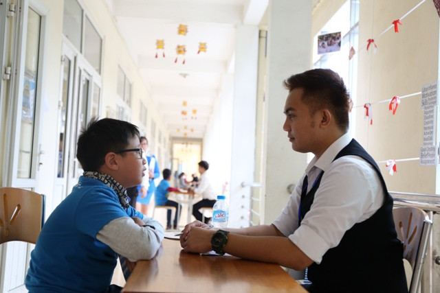 Thí sinh thực hiện phần thi nói với 100% giáo viên nước ngoài