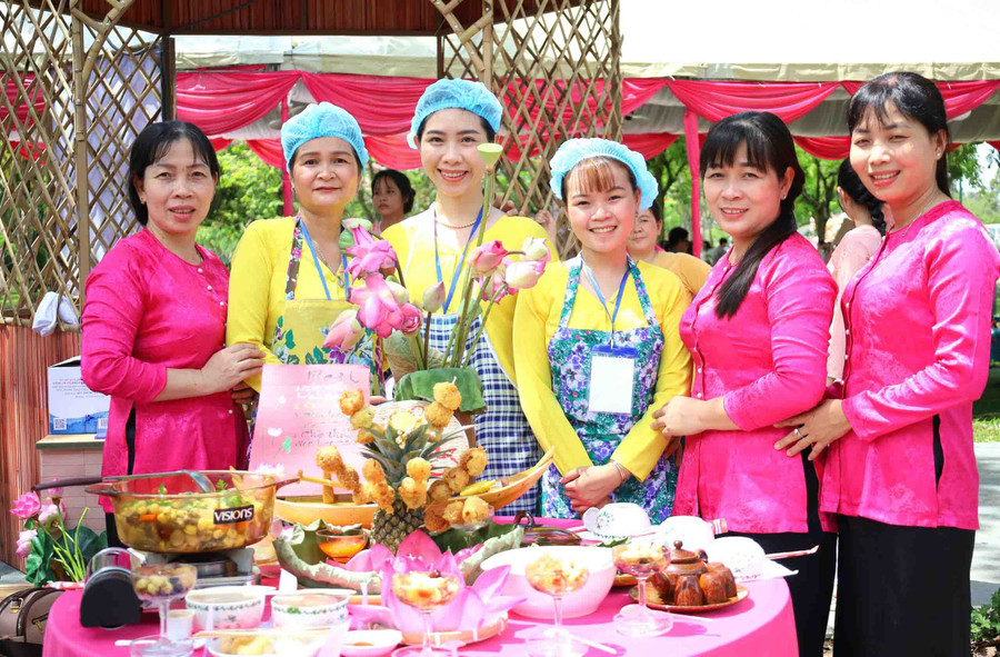 Sen được dùng làm nguyên liệu cho các món ăn thêm phần hương vị. Sen được dùng làm nguyên liệu cho các món ăn thêm phần hương vị.