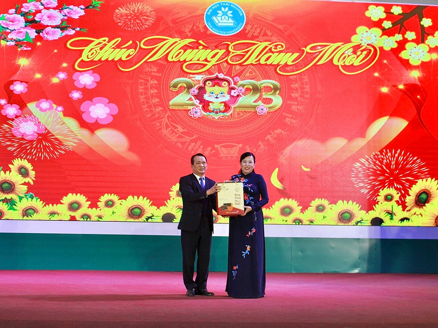 Thay mặt lãnh đạo Đại học Thái Nguyên GS.TS Phạm Hồng Quang, Chủ tịch Hội đồng Đại học Thái Nguyên tặng quà cho Bí thư Tỉnh ủy Thái Nguyên Nguyễn Thanh Hải. Thay mặt lãnh đạo Đại học Thái Nguyên GS.TS Phạm Hồng Quang, Chủ tịch Hội đồng Đại học Thái Nguyên tặng quà cho Bí thư Tỉnh ủy Thái Nguyên Nguyễn Thanh Hải.