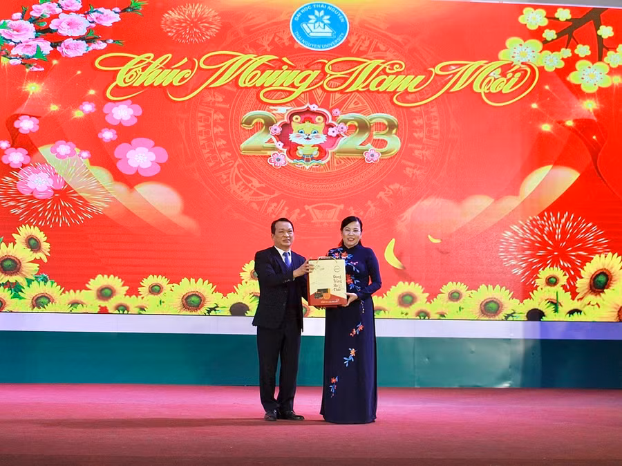 Thay mặt lãnh đạo Đại học Thái Nguyên GS.TS Phạm Hồng Quang, Chủ tịch Hội đồng Đại học Thái Nguyên tặng quà cho Bí thư Tỉnh ủy Thái Nguyên Nguyễn Thanh Hải.