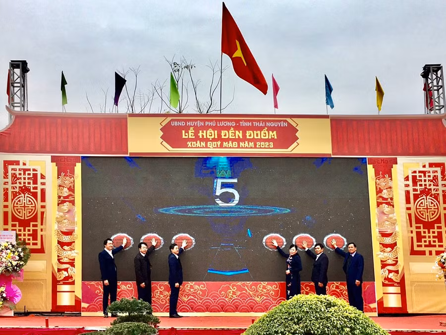 Các đại biểu nhấn nút khởi động số hóa Di tích lịch sử - danh thắng Quốc gia đền Đuổm.