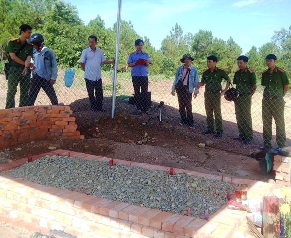 Lực chức năng kiểm tra hiện trường Khu vực lăng mộ của một bà vợ Vua Tư Đức