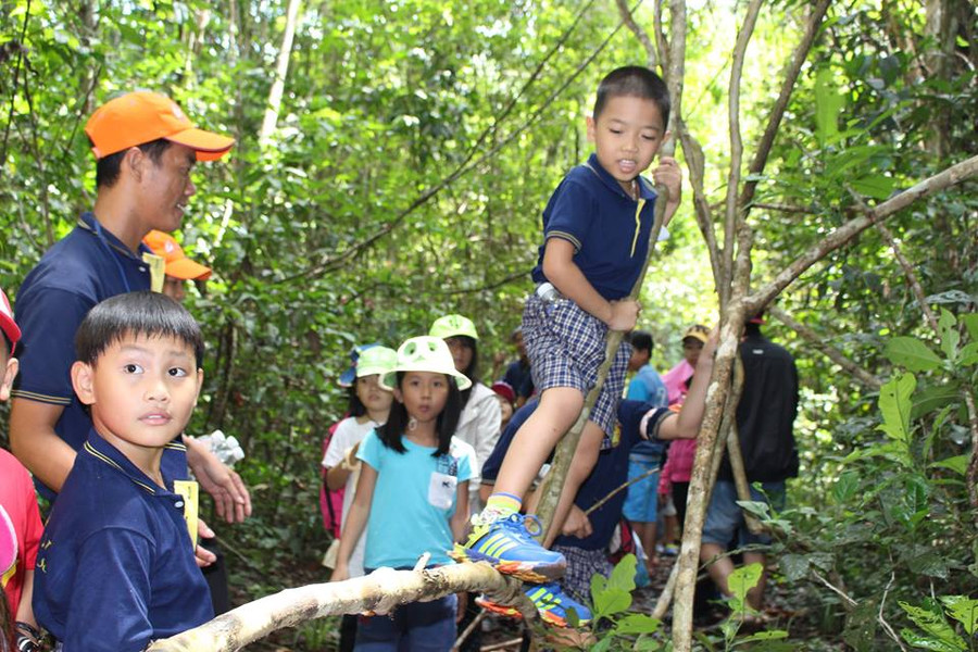 Các em HS tham gia chương trình trải nghiệm “Khám phá thiên nhiên” Ảnh: P. Thuận