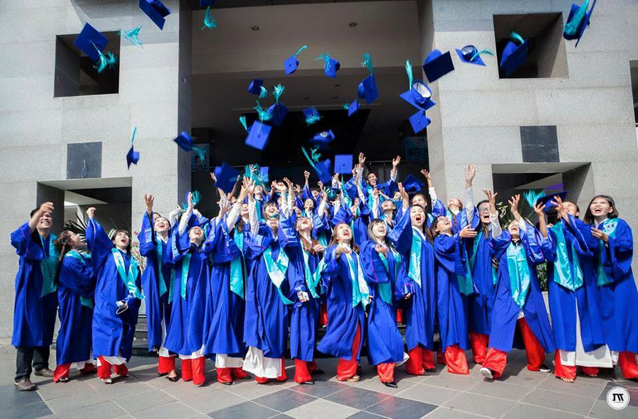 sinh viên Trường ĐH Luật TPHCM trong ngày vui tốt nghiệp