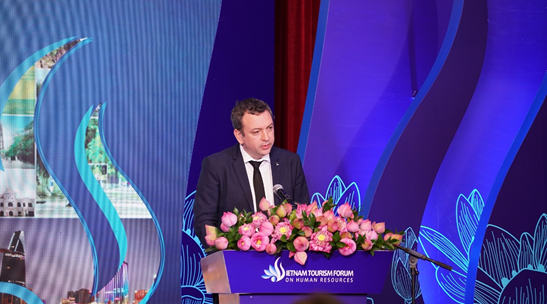 Ông Benjamin, đại diện Khách sạn - Nhà hàng Vatel International (Pháp) phát biểu tại diễn đàn.