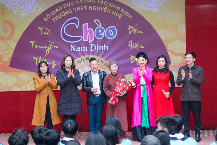 Lãnh đạo Trường THPT Nguyễn Huệ và các nghệ sĩ Chèo tại buổi ngoại khóa. Lãnh đạo Trường THPT Nguyễn Huệ và các nghệ sĩ Chèo tại buổi ngoại khóa.