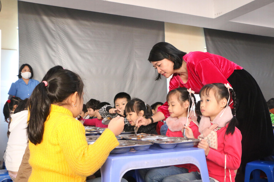 Trẻ tại Trường Tiểu học Thăng Long trong giờ ăn trưa tại trường. Trẻ tại Trường Tiểu học Thăng Long trong giờ ăn trưa tại trường.