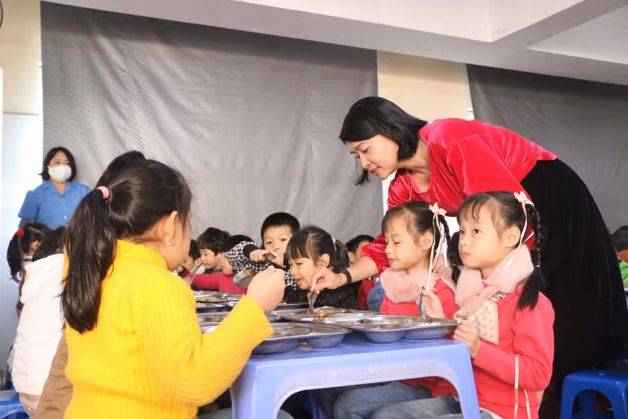 Trẻ tại Trường Tiểu học Thăng Long trong giờ ăn trưa tại trường.
