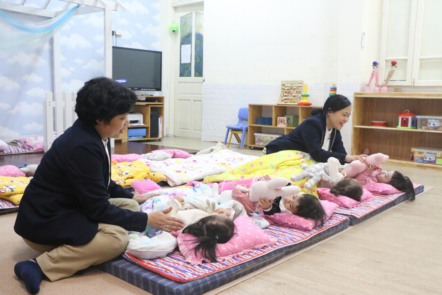 Các cô giáo chuẩn bị cho trẻ đi ngủ trưa tại lớp. Các cô giáo chuẩn bị cho trẻ đi ngủ trưa tại lớp.