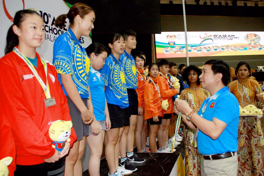 Ông Nguyễn Tiến Dũng - Phó Giám đốc Sở GD&ĐT Nam ĐỊnh - Phó trưởng Đoàn thể thao học sinh Việt Nam trao huy chương cho các vận động viên bóng bàn đoạt giải Ông Nguyễn Tiến Dũng - Phó Giám đốc Sở GD&ĐT Nam ĐỊnh - Phó trưởng Đoàn thể thao học sinh Việt Nam trao huy chương cho các vận động viên bóng bàn đoạt giải