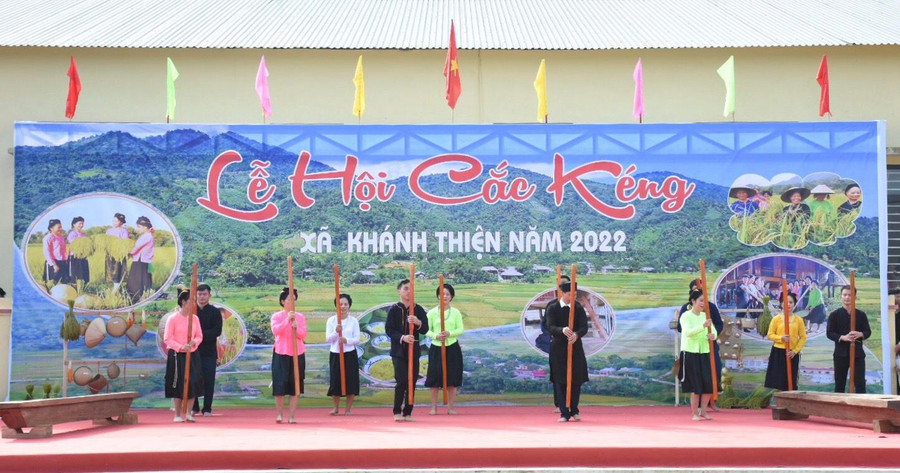 Hình ảnh giã cốm được người dân địa phương tái hiện