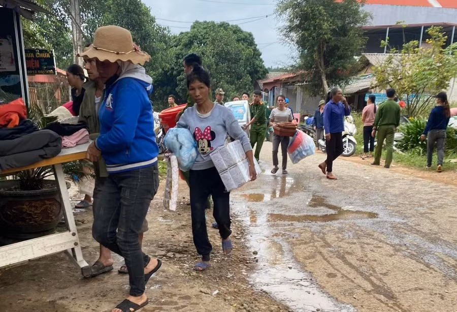 Lực lượng chức năng cùng nhân dân địa phương hỗ trợ các gia đình gặp nạn di chuyển tài sản