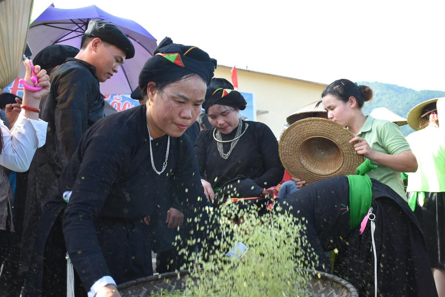 Cốm sau khi giã xong, được làm sạch