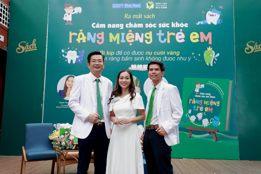 Ba tác giả của cuốn sách Cẩm nang chăm sóc răng miệng cho trẻ em.
