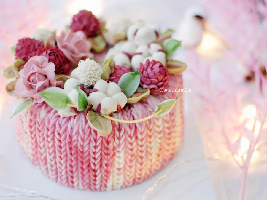 Tháng 12 cũng là mùa của Giáng sinh an lành, mẹ đảm Hà Chi đã “đan” chiếc mũ len và hộp quà xinh xinh bằng 'len'. Tháng 12 cũng là mùa của Giáng sinh an lành, mẹ đảm Hà Chi đã “đan” chiếc mũ len và hộp quà xinh xinh bằng 'len'.