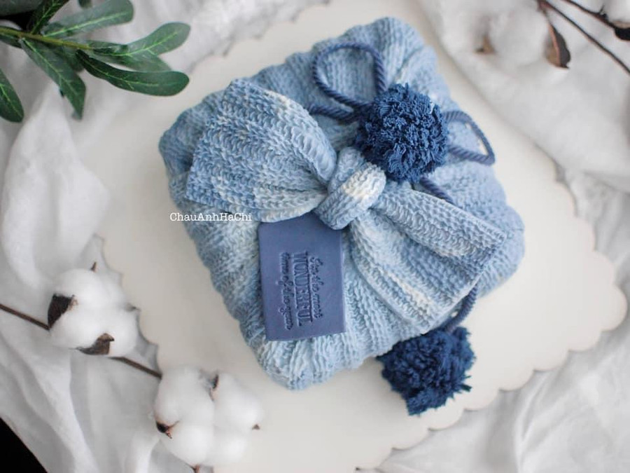 “Hộp quà” có thể đặt trên bàn tiệc và cùng gia đình thưởng thức vị ngon của nó… được bà mẹ đảm vào bếp thực hiện, gửi gắm bao yêu thương. “Hộp quà” có thể đặt trên bàn tiệc và cùng gia đình thưởng thức vị ngon của nó… được bà mẹ đảm vào bếp thực hiện, gửi gắm bao yêu thương.