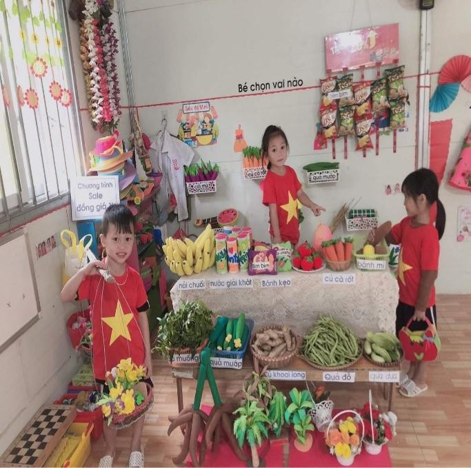Trẻ làm quen với nông sản địa phương và tham gia trò chơi bán hàng. Trẻ làm quen với nông sản địa phương và tham gia trò chơi bán hàng.