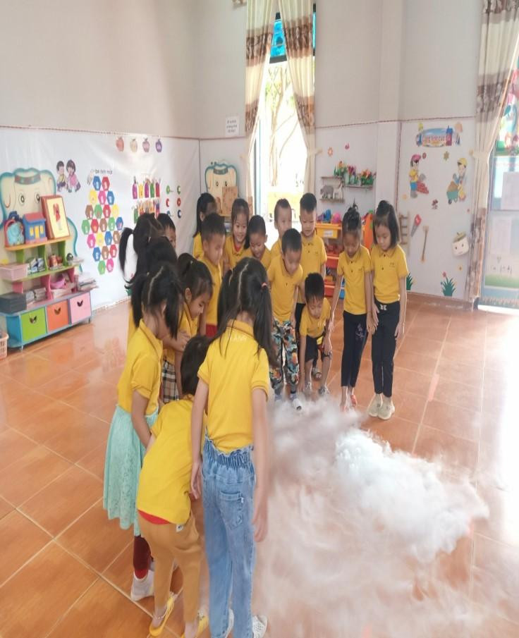 Trải nghiệm với “đá khói”, “vật nổi vật chìm” trong hoạt động khám phá khoa học.