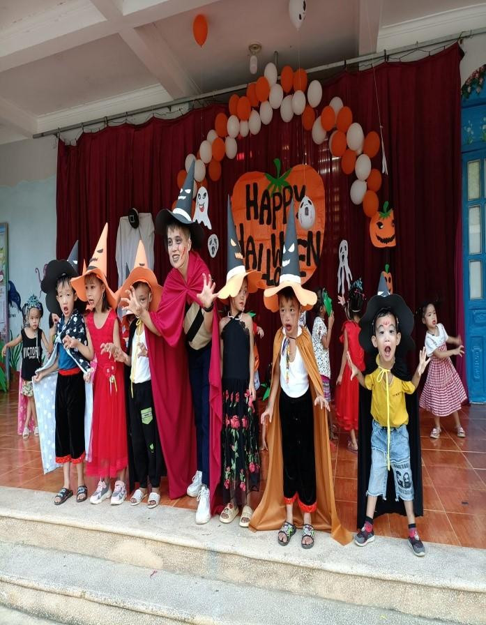 Cô và trẻ trường Mầm non số 1 xã Na Tông tham gia Lễ hội Halloween.