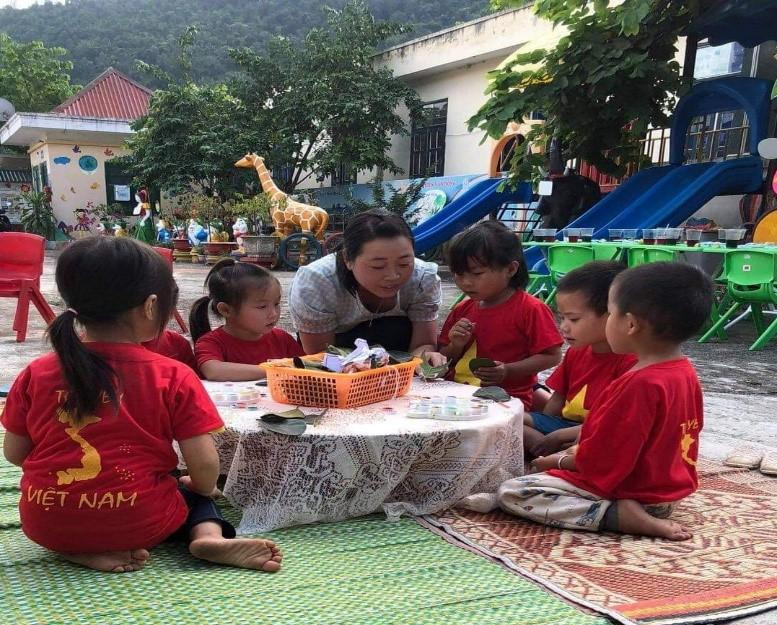 Cô trò nhà trường trong một hoạt động trải nghiệm. Cô trò nhà trường trong một hoạt động trải nghiệm.