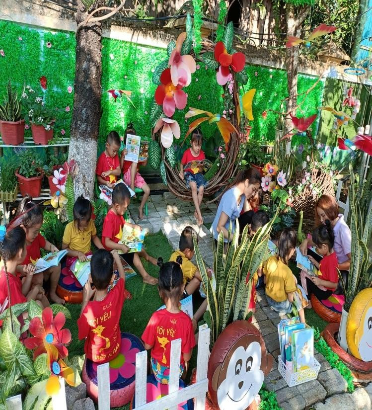 Cô và trẻ Trường Mầm non số 1 xã Na Tông hưởng ứng “Tuần lễ Học tập suốt đời”.