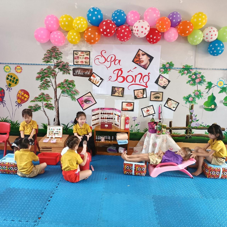 Trẻ trải nghiệm một số hoạt động trong cuộc sống hàng ngày tại hoạt động góc (làm bánh, spa chăm sóc sắc đẹp).