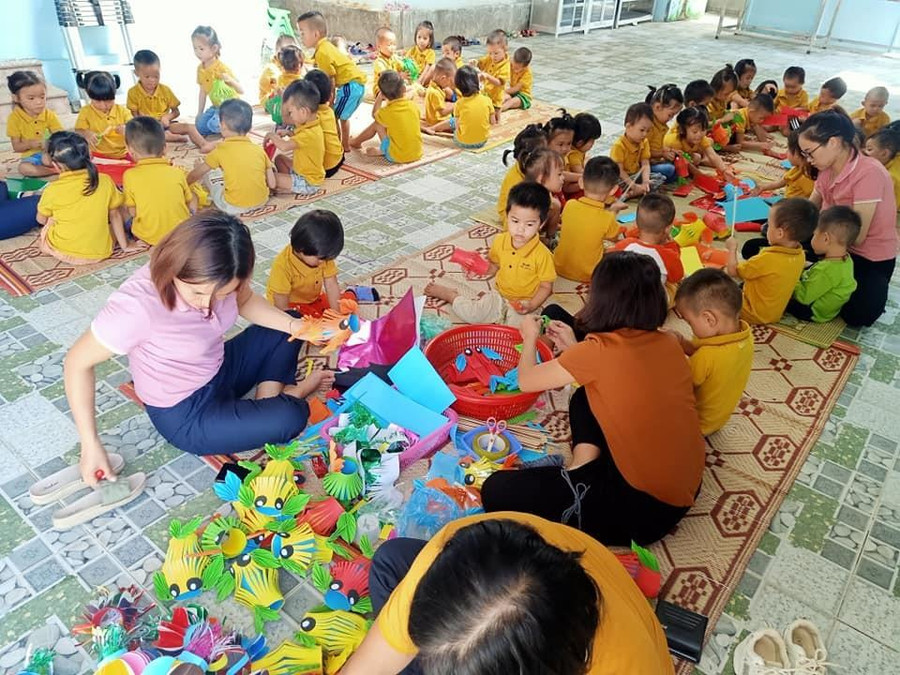 Hoạt động trải nghiệm “Gói bánh chưng xanh” trong ngày Tết Nguyên đán và “Làm đèn trung thu” của cô và trẻ.