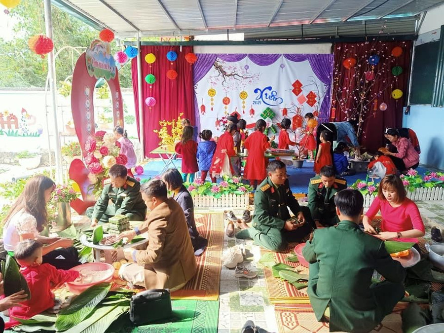 Hoạt động trải nghiệm “Gói bánh chưng xanh” trong ngày Tết Nguyên đán và “Làm đèn trung thu” của cô và trẻ.