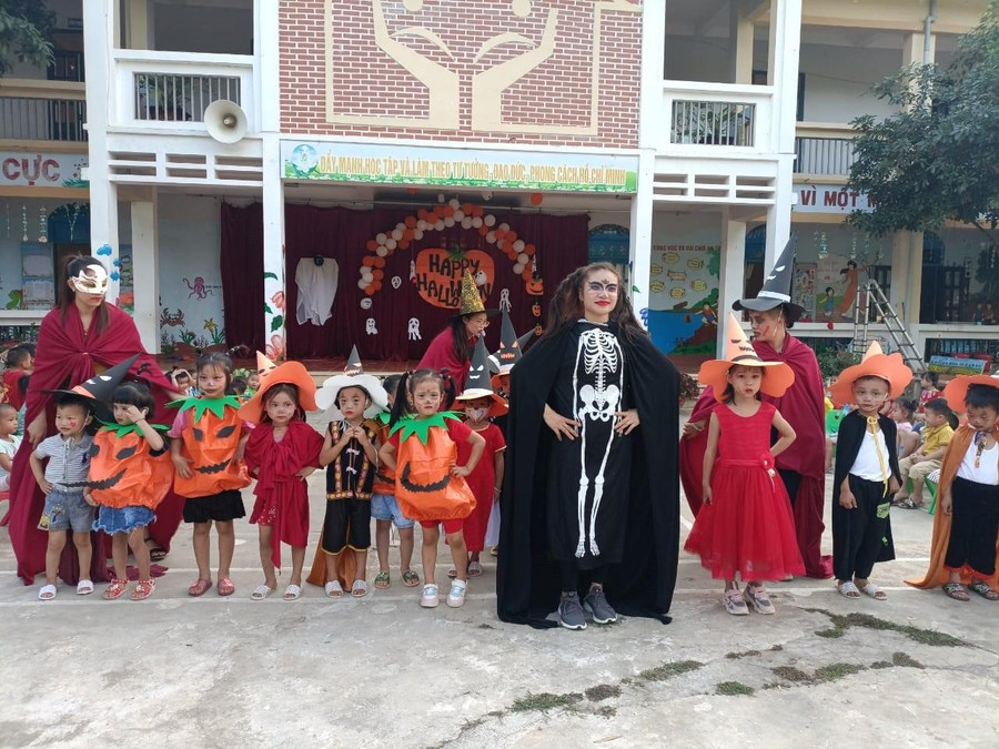 Cô và trẻ trường Mầm non số 1 xã Na Tông tham gia Lễ hội Halloween.