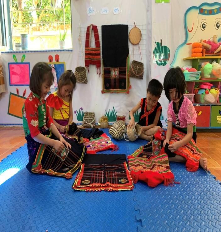 Trải nghiệm “ Bé tập làm nội trợ” và tìm hiểu “Trang phục dân tộc Thái”.